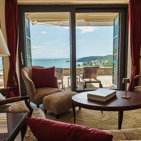 Ξενοδοχείο με διαμερίσματα Miramare Apartments&suites 4*