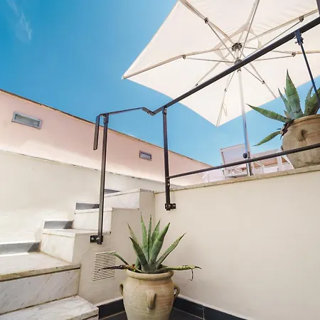 Ξενοδοχείο με διαμερίσματα Miramare Apartments&suites 4*